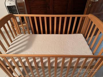 Lettino da bambino in legno con materasso