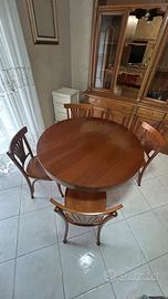 Tavolo in legno con sedie