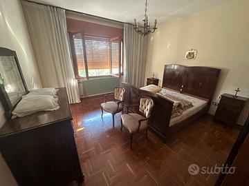 Camera da letto antica in legno