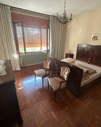 Camera da letto antica in legno