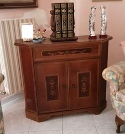 Mobile televisore in legno intarsiato con ripiano