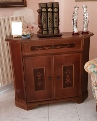 Mobile televisore in legno intarsiato con ripiano