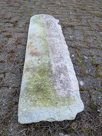 gradino in pietra antica