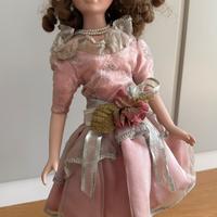 Bambola in porcellana vintage con abito rosa