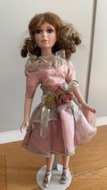 Bambola in porcellana vintage con abito rosa