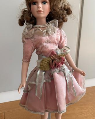 Bambola in porcellana vintage con abito rosa