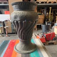 Vaso vintage grande in metallo lavorato