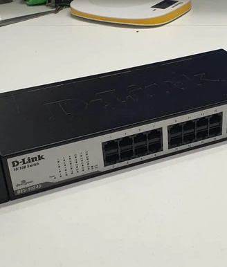 Switch D-Link DES-1024D 24 porte 10/100 Mbps, con 