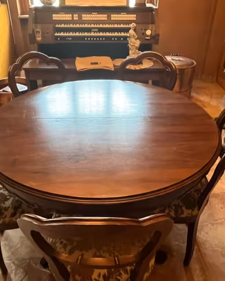 Tavolo da pranzo rotondo allungabile con sei sedie