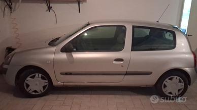 Clio 800euro