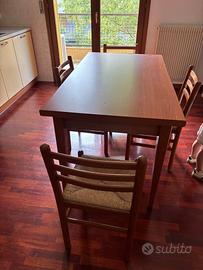 Tavolo in legno e 4 sedie