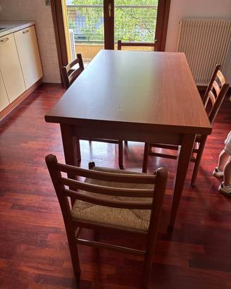 Tavolo in legno e 4 sedie