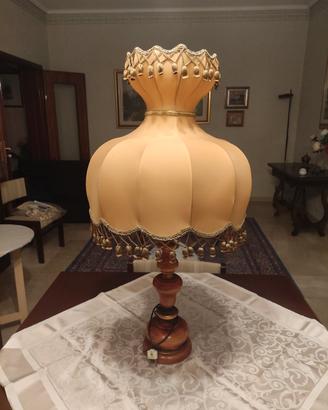 Lume in legno con paralume in tessuto 