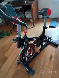 Cyclette con volano e resistenza regolabile