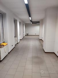 Spazio commerciale laboratorio deposito a Lecco