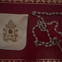 Rosario con custodia stemma Papa Francesco