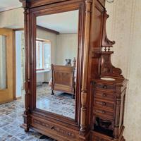 Armadio antico in noce massello con specchio e cas