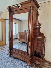 Armadio antico in noce massello con specchio e cas