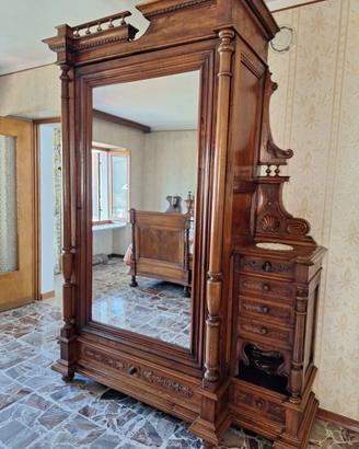 Armadio antico in noce massello con specchio e cas