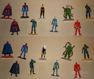 73 pz tra personaggi, spille e gadget vari Marvel
