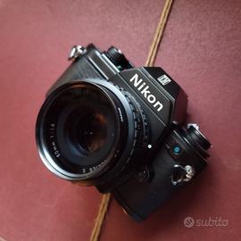 Macchina fotografica analogica Nikon EM + 50MM 1.8