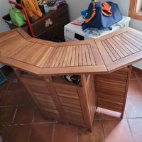 mobile in legno con sgabelli