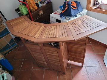 mobile in legno con sgabelli