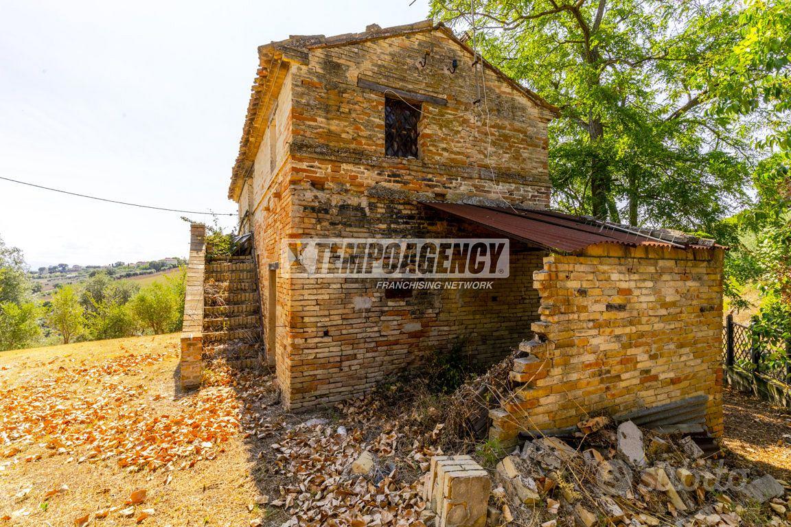 Casale da ristrutturare, a due passi dal centro, p - Altro