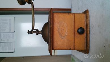 Antico macinino da caffe'