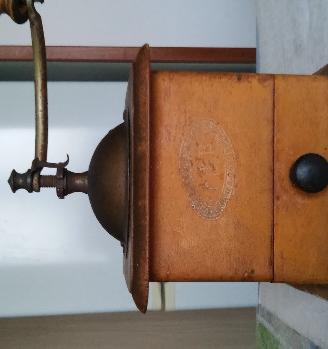 Antico macinino da caffe'