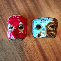 Piccole maschere decorative in ceramica