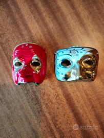 Piccole maschere decorative in ceramica