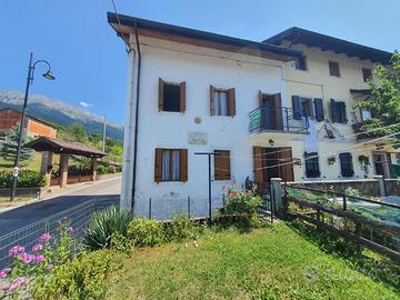 CASA BICAMERE IMMERSA NEL VERDE