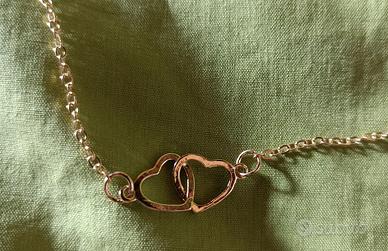 Catenina in acciaio dorato con ciondolo cuori