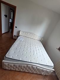 Letto lussuoso matrimoniale in pelle imbottito.