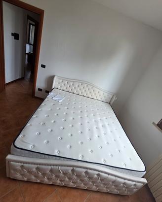 Letto lussuoso matrimoniale in pelle imbottito.