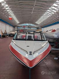 Barca fuoribordo Glastron