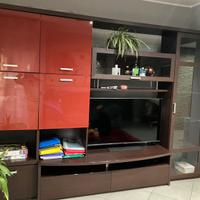 Mobile sala colore wenghe con due ante rosse