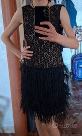 Vestito nuovo con piume e schiena scoperta 