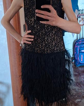 Vestito nuovo con piume e schiena scoperta 