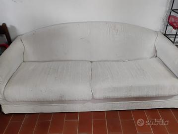 Divano tre posti con fodera bianca