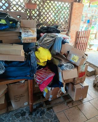 abbigliamento e porta chiavi  sveglie e altro 