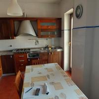 Cucina in legno con elettrodomestici incassati