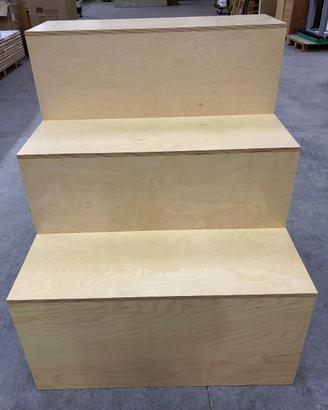 Espositori e tavoli in legno.