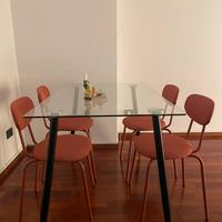 Tavolo SKLUM con piano in vetro