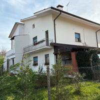 Casa accostata
