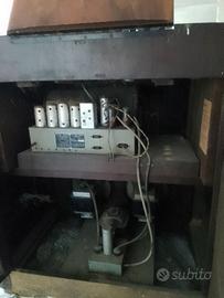 Radio a  valvole con giradischi