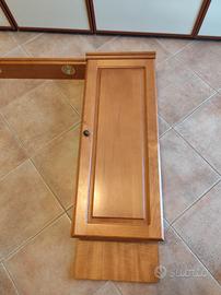 mobiletto bagno con mensola con faretti 