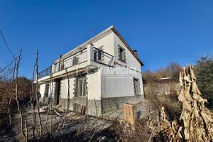 SOLUZIONE INDIPENDENTE IN ZONA CENTRALE CON TERREN