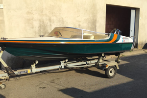 Barca con motore e carrello
